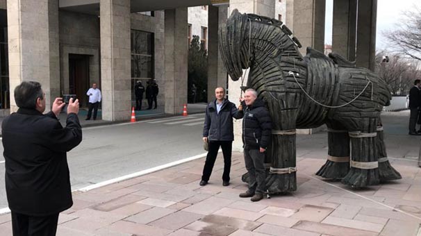 Türkiye Büyük Millet Meclisi’ne Getirilen Truva Atı’na Yoğun İlgi